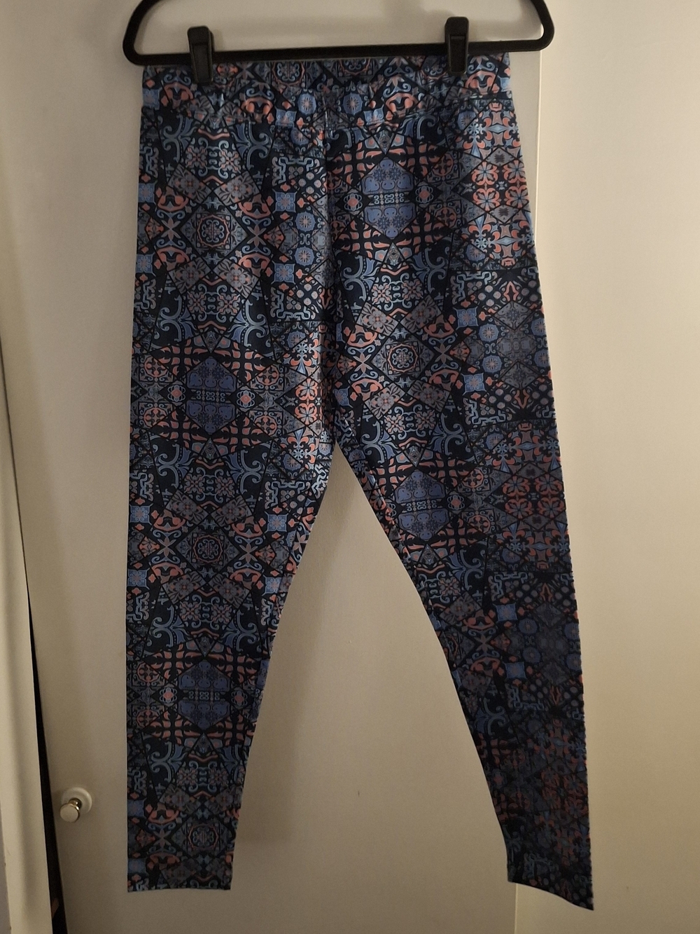 Soft Surroundings Women's Navy and Coral Paisley-Print Leggings